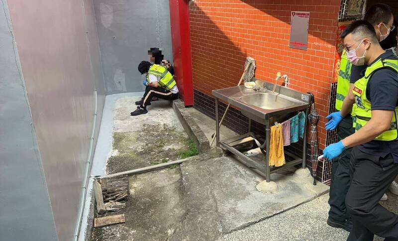 警方在土地公庙旁安抚陈女，协助就医。（警方提供）