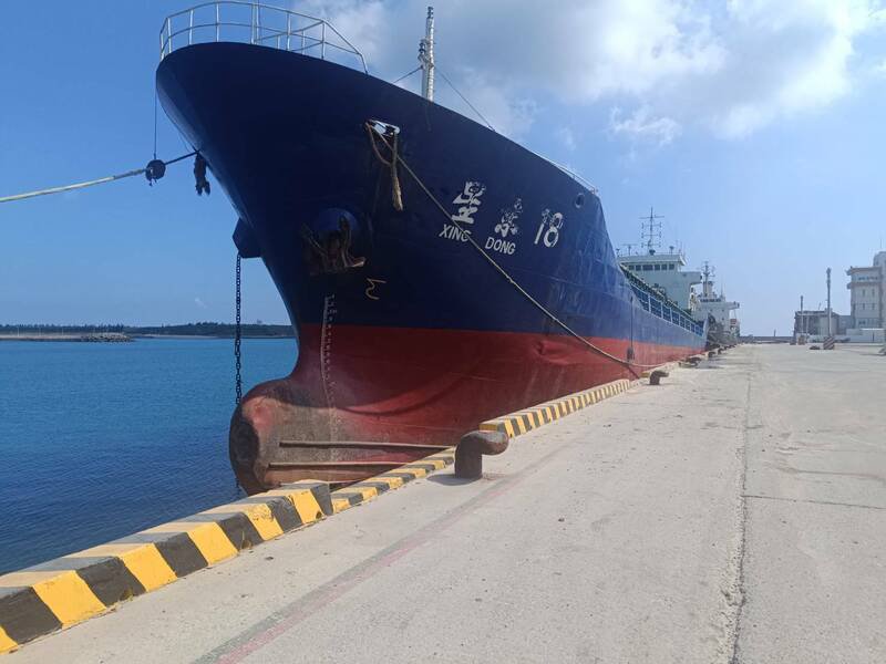 由于轮机长拘留导致船员人数不足，星东18号砂石船停泊至今。（民众提供）