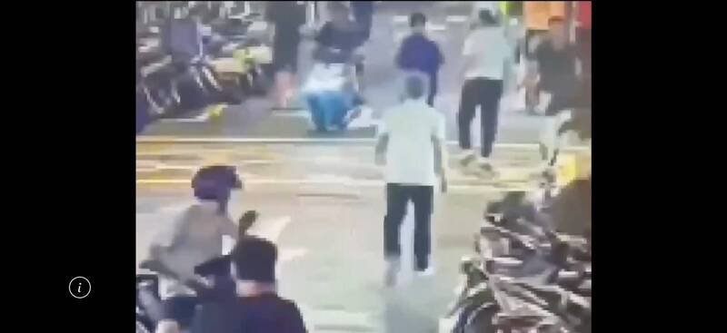 赖男（中间白衣黑裤者）持菜刀追逐前方落荒而逃的庄男（右上角白衣黑裤者）。（记者邱俊福翻摄）