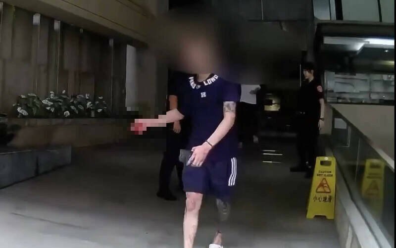 吴姓男子行凶时不慎断指送医治疗。（民众提供）