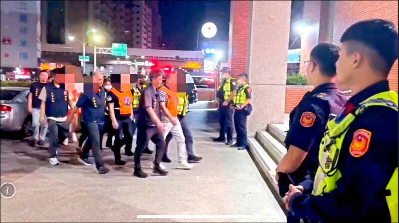 翁姓父子等人曾在2023年间新北市警局三重派出所，引起社会关注，警方事后将众人逮捕。（资料照）