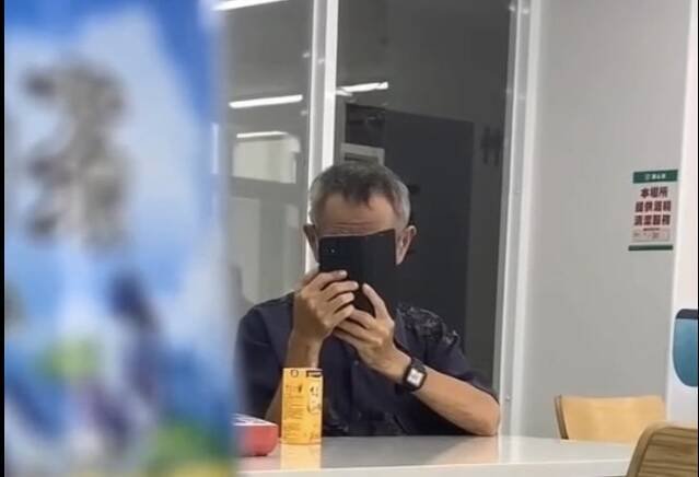 男子持手机偷拍女生胸部，被依性騒移送法办。（图由读者提供）