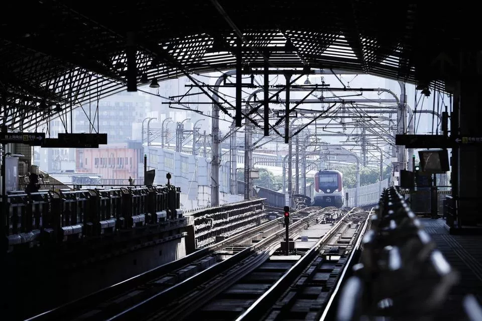 男子进入地铁轨道欲自杀，获救后右手截肢