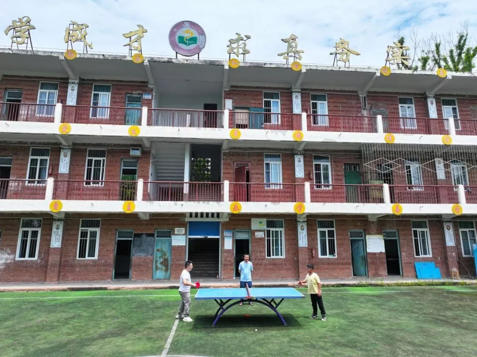 尴尬的村小校长:“只有4个学生也得正常运转”