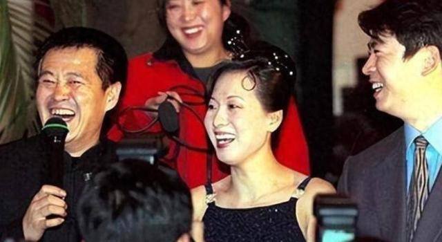 退役移居美国 3个孩子3个爹 52岁“东方神鹿”王军霞现状如何