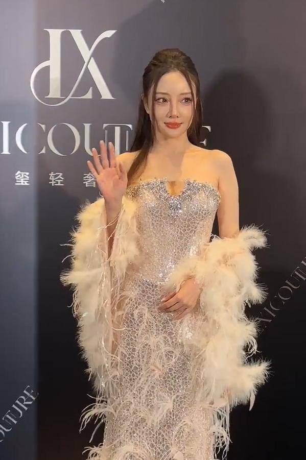 44岁李小璐现身难扛生图 卧蚕老鼻子变棍子 网友调侃再不能装嫩