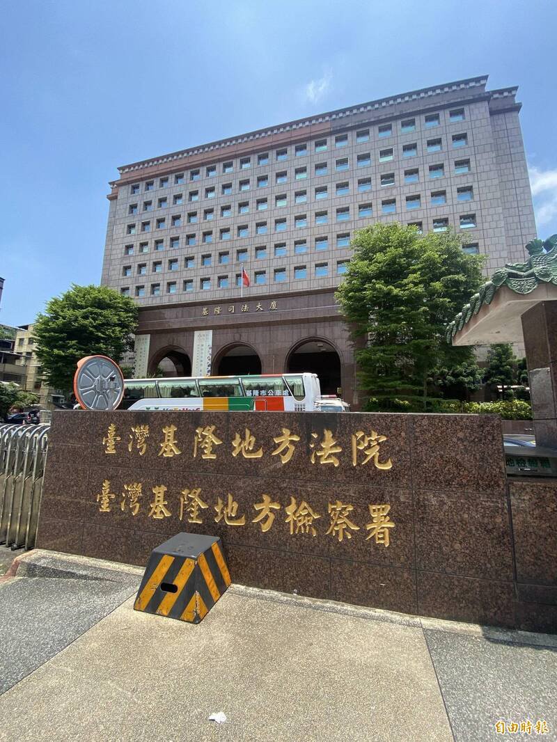 20多岁许姓男子透过手机通讯软体Instagram（IG）结识13岁少女小敏（化名）后，怂恿小敏自拍裸胸、裸露下体等影像传给他留存。基隆地检署侦结，将许男依涉犯儿童及少年性剥削防制条例等罪嫌起诉。（记者林嘉东摄）