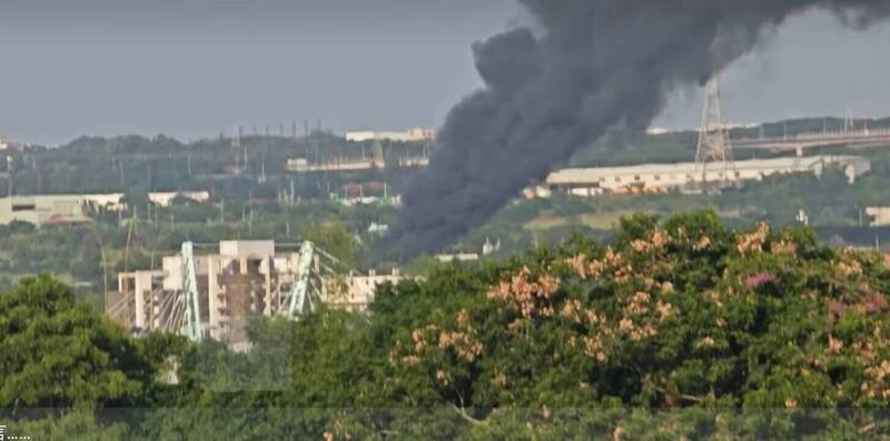 大肚山山林火警，浓烟直窜天际。（民众提供）