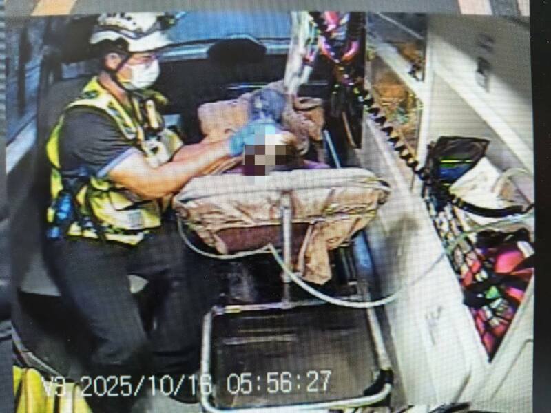 救护人员将妇人送往大顺医院救治。（图由消防提供）