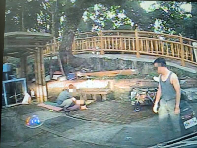 救护人员到场，发现溺水老妇已被民众救上岸边。（图由消防提供）