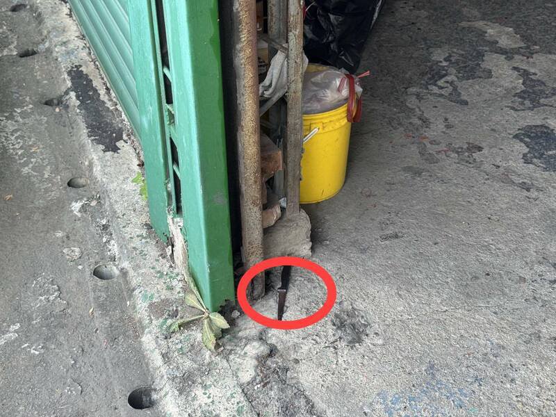 行凶的水果刀还留在现场。（记者陈建志翻摄）
