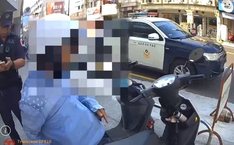 麻豆2警发挥缠功、唠叨，跟到妇人骑车离开，打消领钱。（警方提供）
