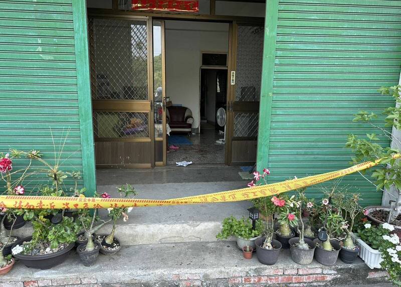 台中林姓男子疑因不满邻居陈姓妇人家中电视太大声，今天下午持刀前往理论，将陈女和前来协助的施男都砍伤送医，现场血迹斑斑。（记者陈建志翻摄）