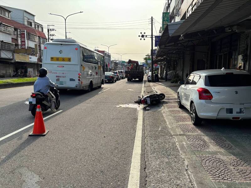 张女骑机车遭大货车碰撞死亡。（警方提供）