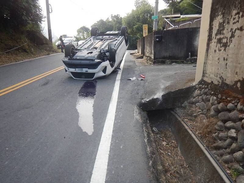 轿车四轮朝天翻覆。（警方提供）