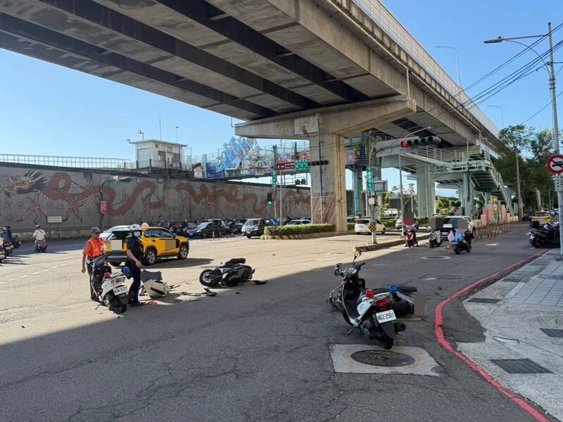 机车被闯红灯的蔡女开车撞得支离破碎。（记者徐圣伦翻摄）