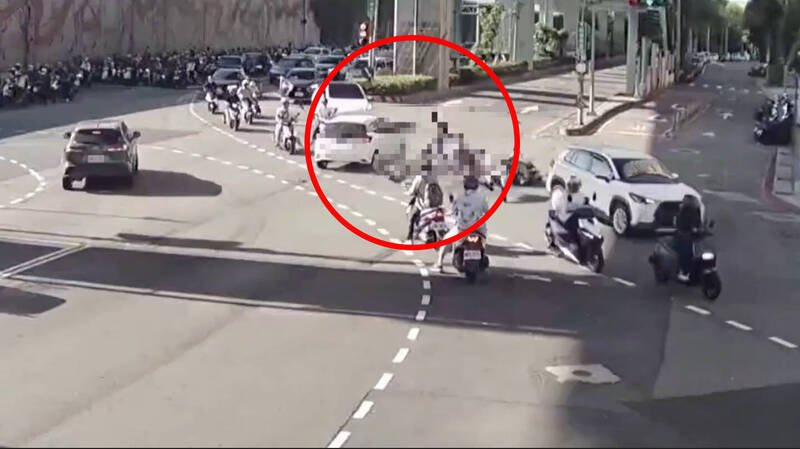 监视器拍下撞击瞬间。（记者徐圣伦翻摄）