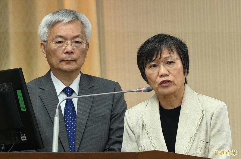 内政部长刘世芳（右）答复林德福时表示，「大家都想做好人啦！但做好人也要按照宪法。」左为警政署长张荣兴。（记者刘信德摄）