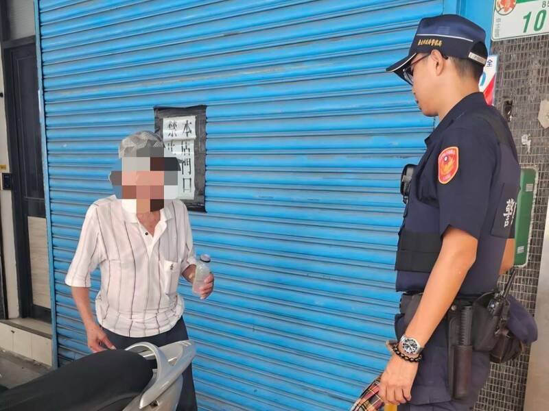 警方助失智迷途的老翁返家。（记者刘庆侯翻摄）