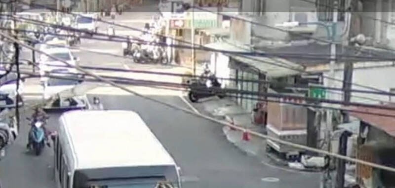 中和分局积穗派出所追查，公仔遭男子徒手搬走。（记者郑景议翻摄）