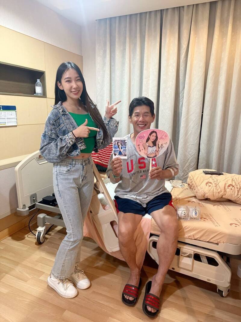 女神来了！富邦啦啦队员「柠檬」现身病房探视，为「正义男」林男加油打气。（林男女儿提供）