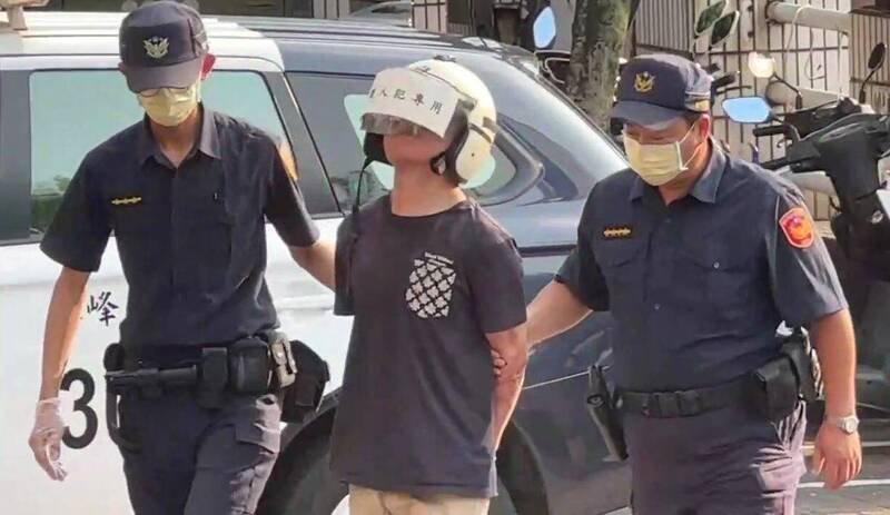 林姓男子（中）持刀刺伤施姓男子、陈姓妇人，检察官认定触犯伤害、杀人未遂罪嫌，昨晚向法院声请羁押。（记者陈建志翻摄）