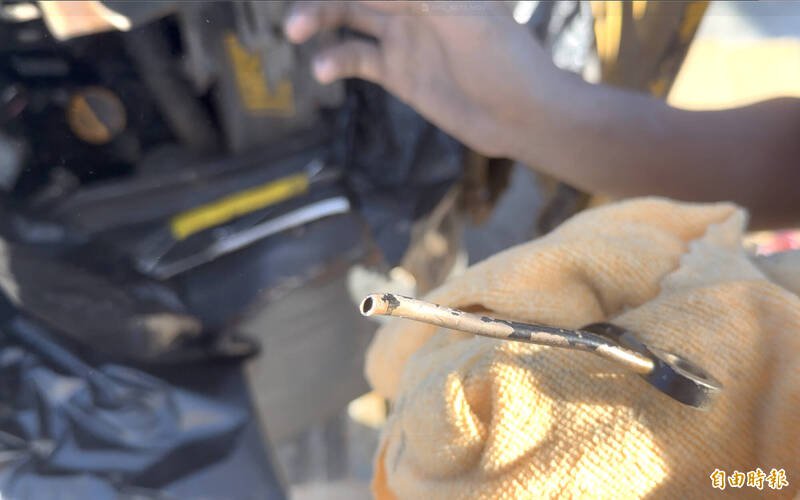 部落青年怪手油管断裂、切口平整，怀疑遭此人故意破坏。（记者刘人玮摄）