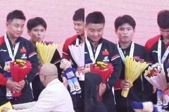 尴尬!中国队选手狂闻「臭花」差点吐 亚锦赛颁奖台嫌弃反应全都录