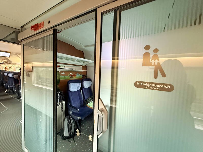 德国高铁ICE的幼儿包厢设有可关门的独立空间，外门有家长带幼龄孩童的标示，方便家长辨识。（中央社）