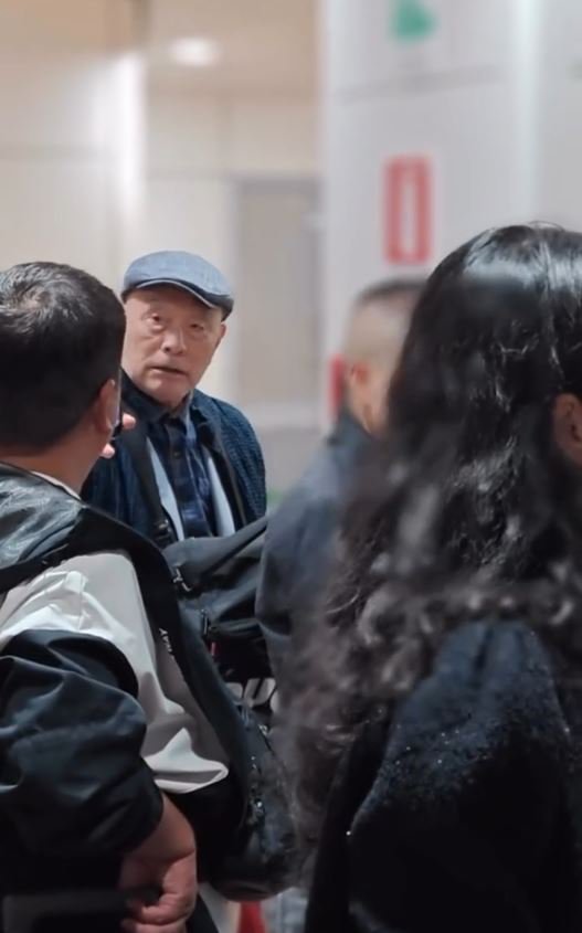 中国老人大闹意国机场,背后原因曝光 中国老人大闹意国机场,背后原因曝光