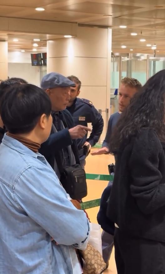 中国老人大闹意国机场,背后原因曝光 中国老人大闹意国机场,背后原因曝光
