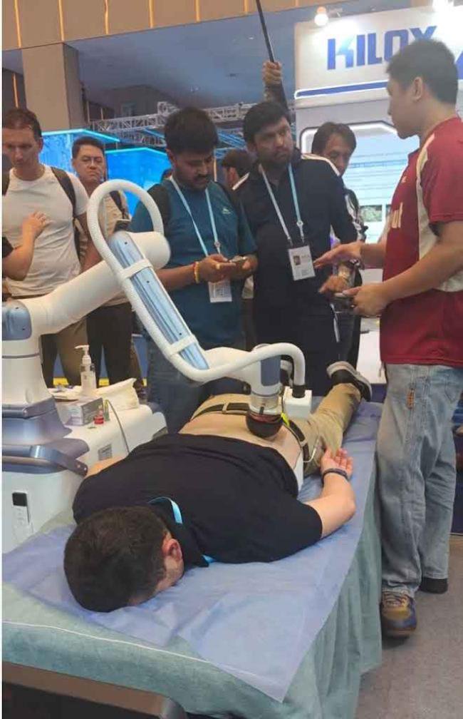 懂按摩 会艾灸   中国机器人圈粉全球客商