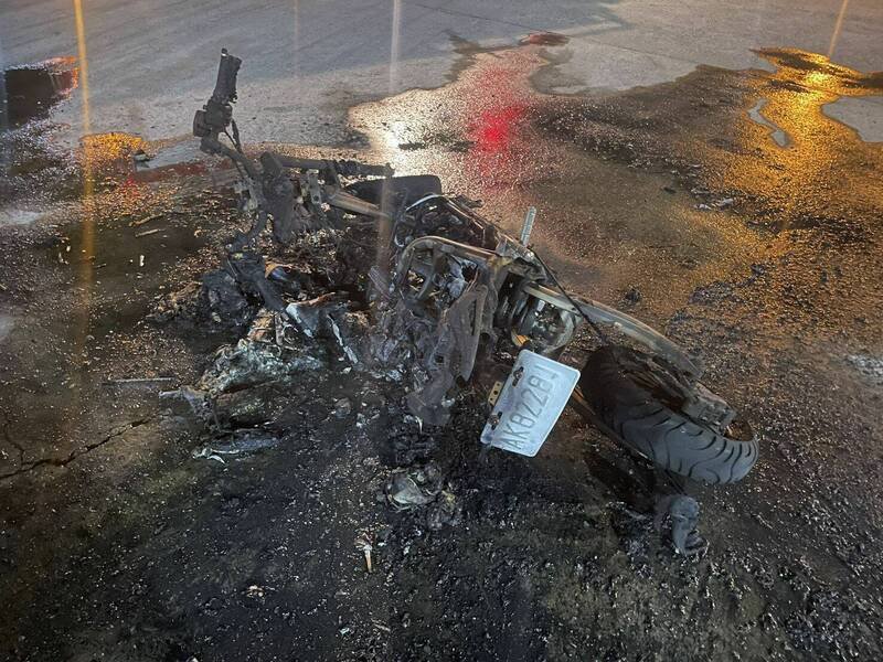 马公市菜园东安宫前，微型电动车烧到只剩骨架。（澎湖县政府消防局提供）