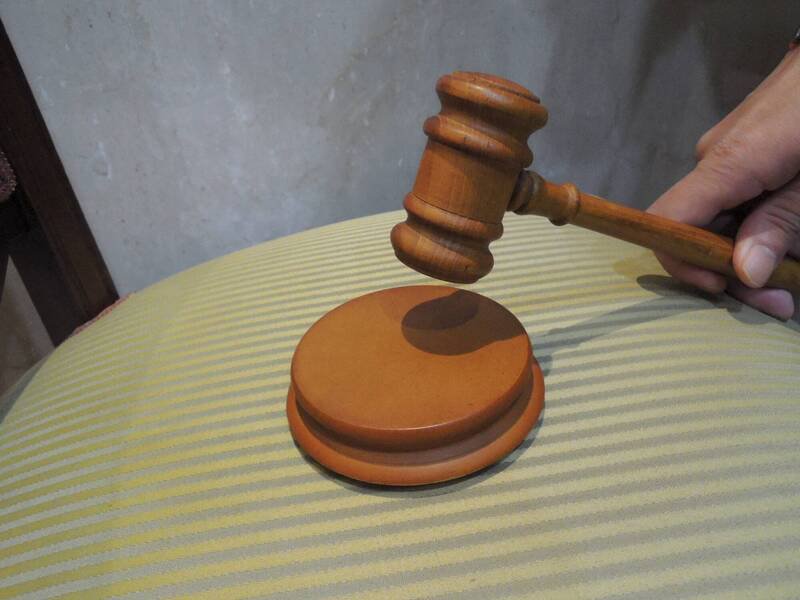 法官认为黄姓、王姓男子犯结伙3人以上抢夺罪，处有期徒刑1年3月。示意图。（资料照）
