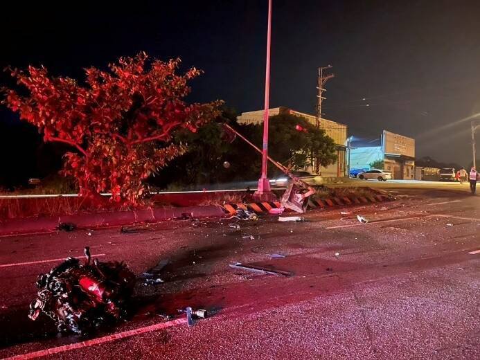 休旅车撞击后，引擎机件喷飞散落车道。（记者彭健礼翻摄）