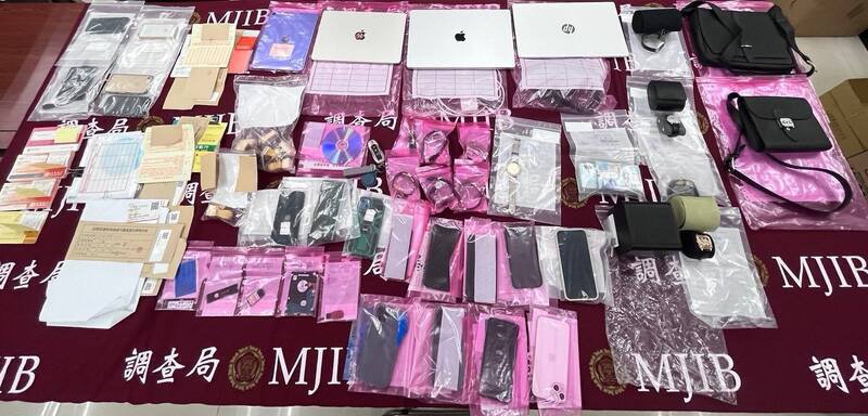 检方查扣爱马仕名牌包及名表共价值8600余万元。（记者蔡清华翻摄）