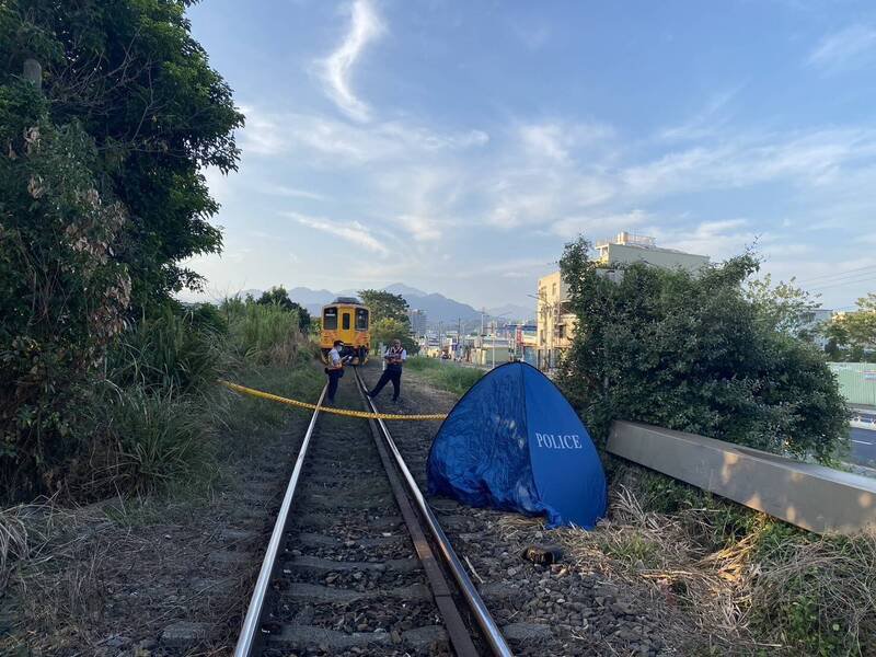 今天清晨约5点多，台铁内湾支线竹起17K+564M处，发现有1名男子倒卧于轨道旁，一度造成列车暂时停驶。（铁路警察提供）