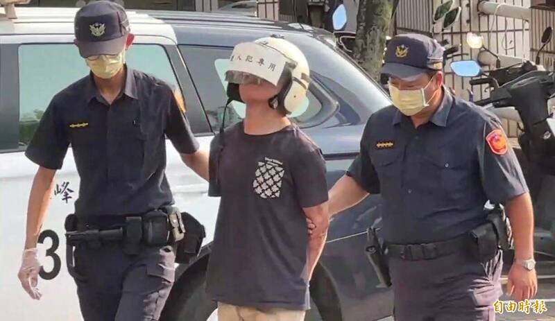 台中林姓男子昨天持刀砍伤2名邻居送办。（记者陈建志摄）