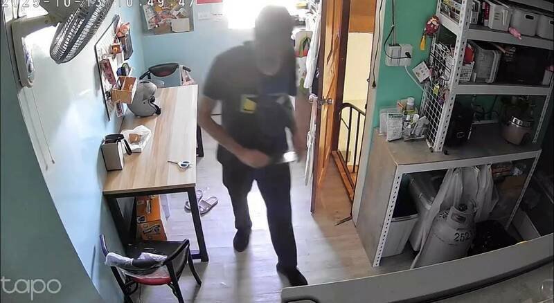 菜刀大盗持刀进入民宅行窃。（民众提供）