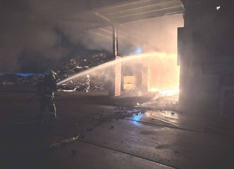 伸港工厂大火，消防员灌救。（图由消防局提供）