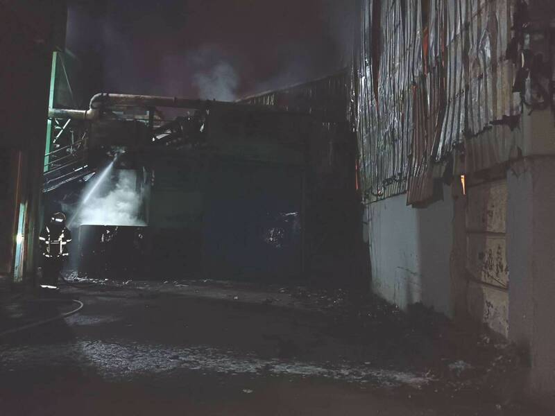 伸港工厂大火，厂房呈现闷烧。（图由消防局提供）