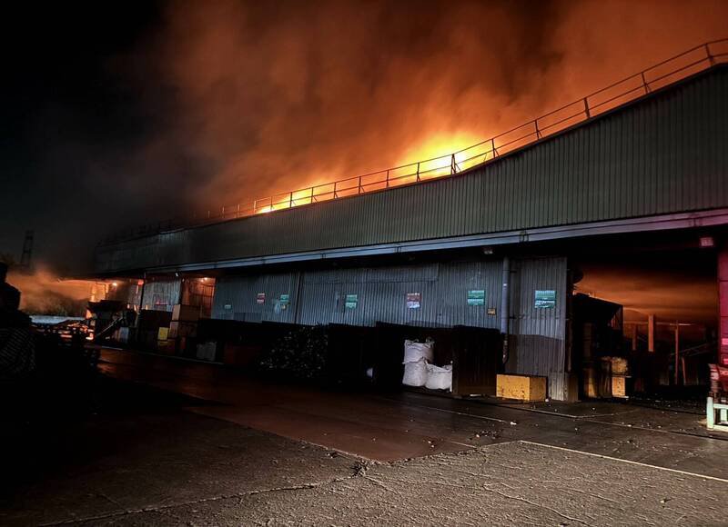伸港工厂今天清晨火灾，大火照亮夜空。（图由消防局提供）