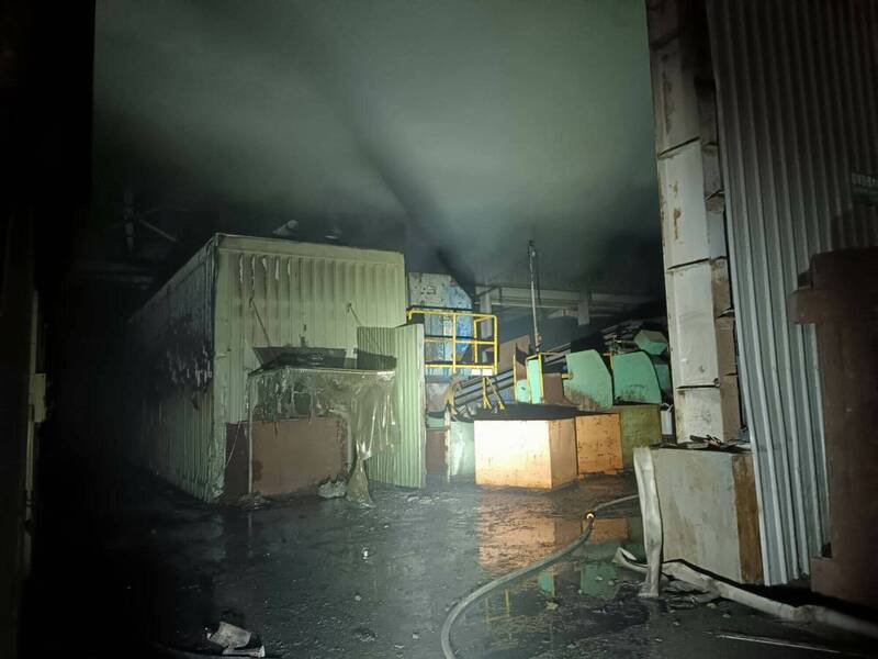 伸港工厂大火，厂房内闷烧。（图由消防局提供）