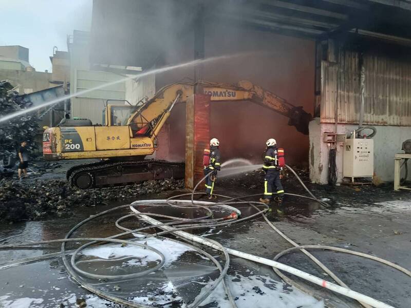 伸港工厂大火从暗夜烧到天亮，消防人员全力抢救。（图由消防局提供）