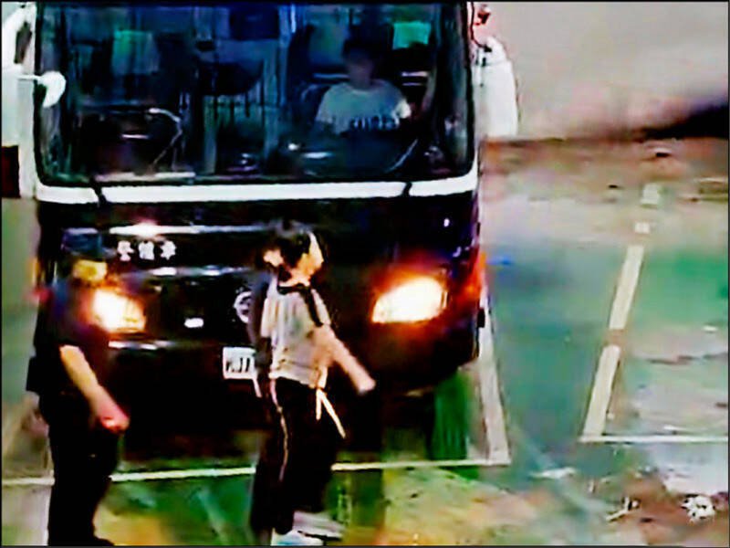 朱立安（右）吸金诈骗林百里妻子何莎等名人，被判刑10年定谳。（资料照）