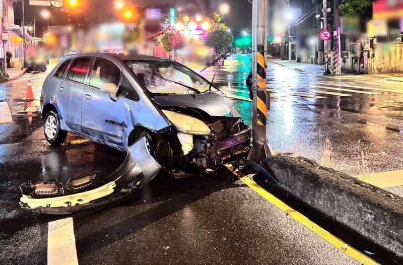 张翁失控撞上路中央的分隔岛。（记者郑景议翻摄）