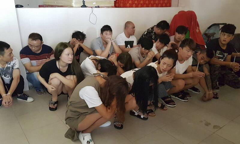 柬埔寨境内针对外国人的诈骗与拘禁事件频传,犯罪组织中不乏中国籍成员。 图为此前被柬埔寨警方逮捕的诈骗嫌犯,非新闻当事人。 (美联社资料照)