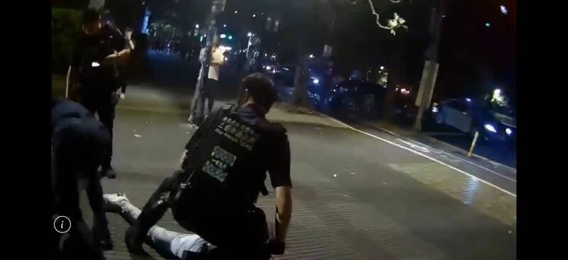 警方据报发生街头斗殴亮刀事件，派员到场压制亮刀的张男等人。（记者邱俊福翻摄）