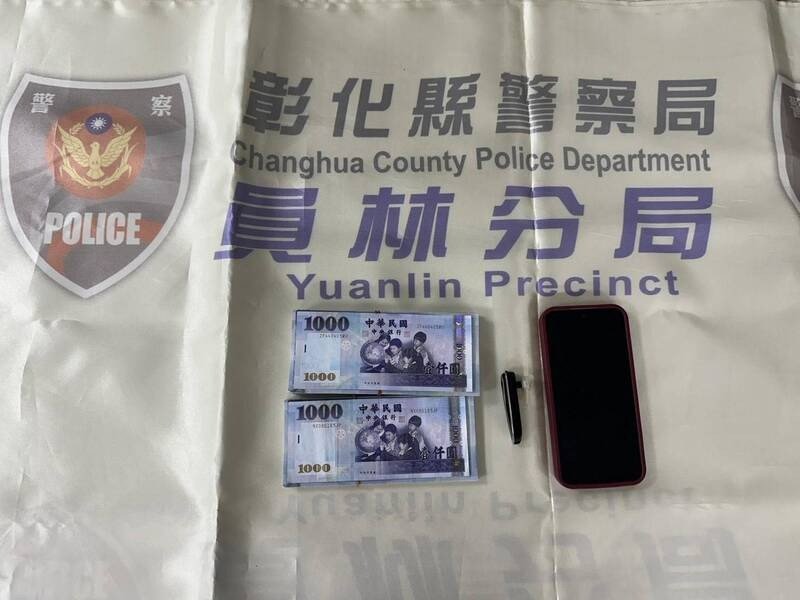 员警在女车手身上查扣现金。（警方提供）