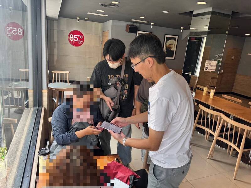 员警见女车手现身，将她逮捕。（警方提供）